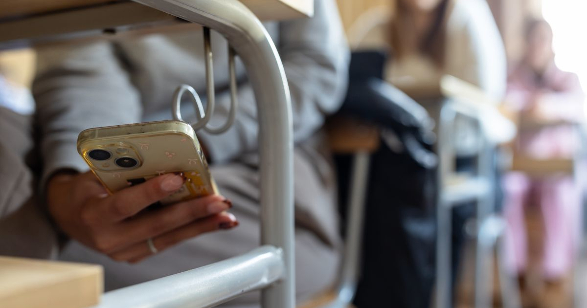 Poljska će zabraniti mobitele u školama mlađima od 16 godina