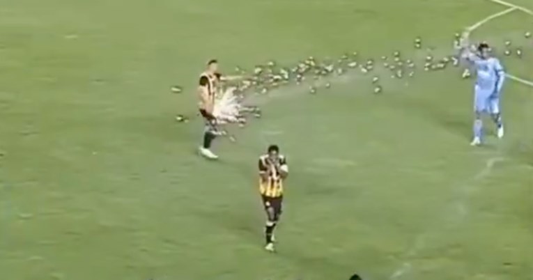 VIDEO Navijači u Boliviji bakljom pogodili igrača svog kluba. Završio je u bolnici