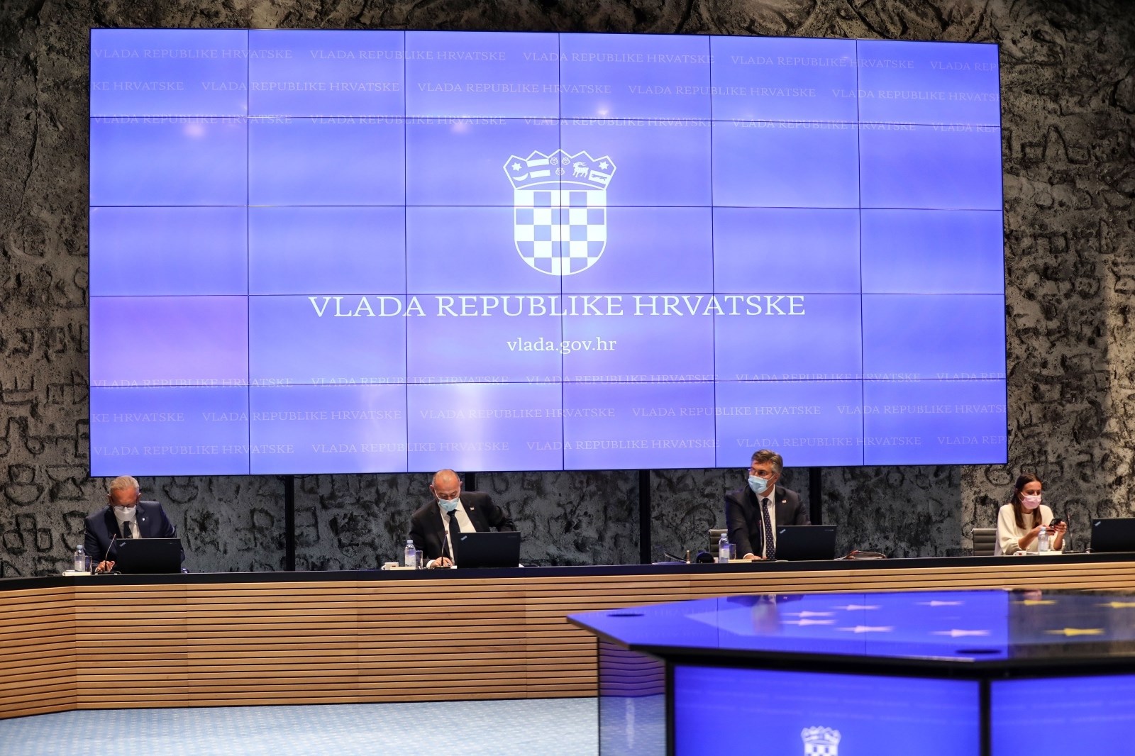 VIDEO Plenković na sjednici: Ne cirkusu pred školama i Buljevom šarlatanstvu