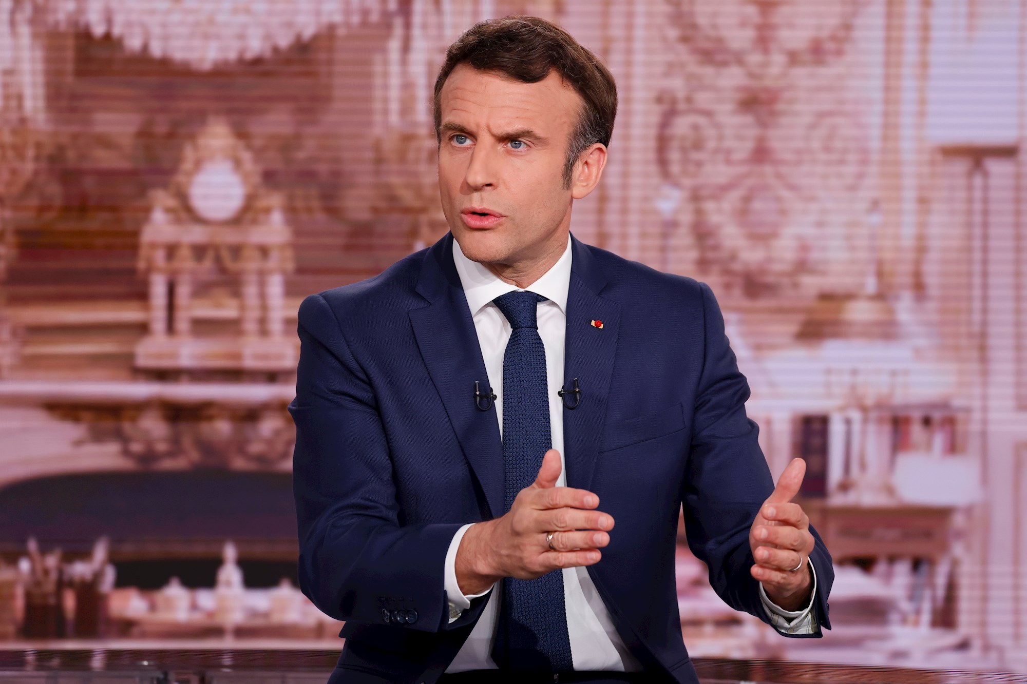 Macron žali zbog kasnog ulaska u predsjedničku utrku, Le Pen smanjuje razliku