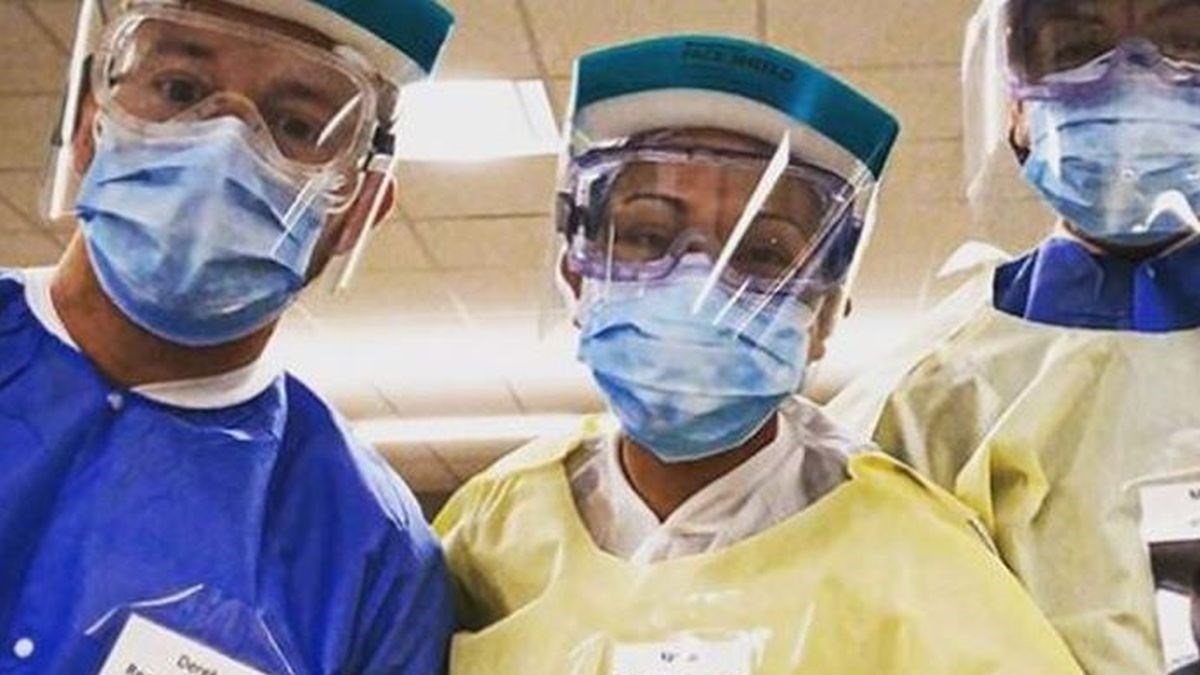 Bolničari na zaštitnu opremu lijepe fotke na kojima se smiju da oraspolože pacijente