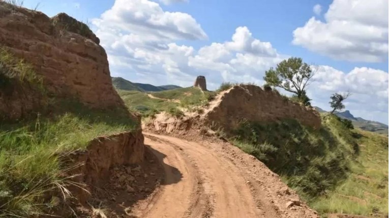 FOTO Veliki kineski zid oštetili radnici. Iskopali rupu, napravili prečicu za bager 