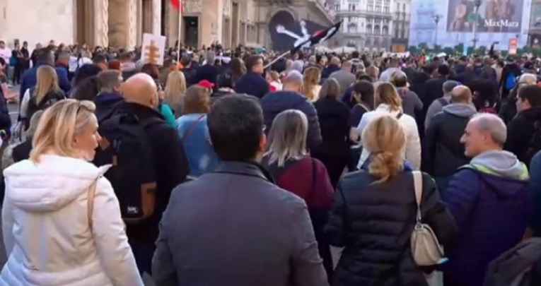 Prosvjedi u Italiji zbog jedne od najstrožih mjera: "Cjepiva su kao plinske komore"