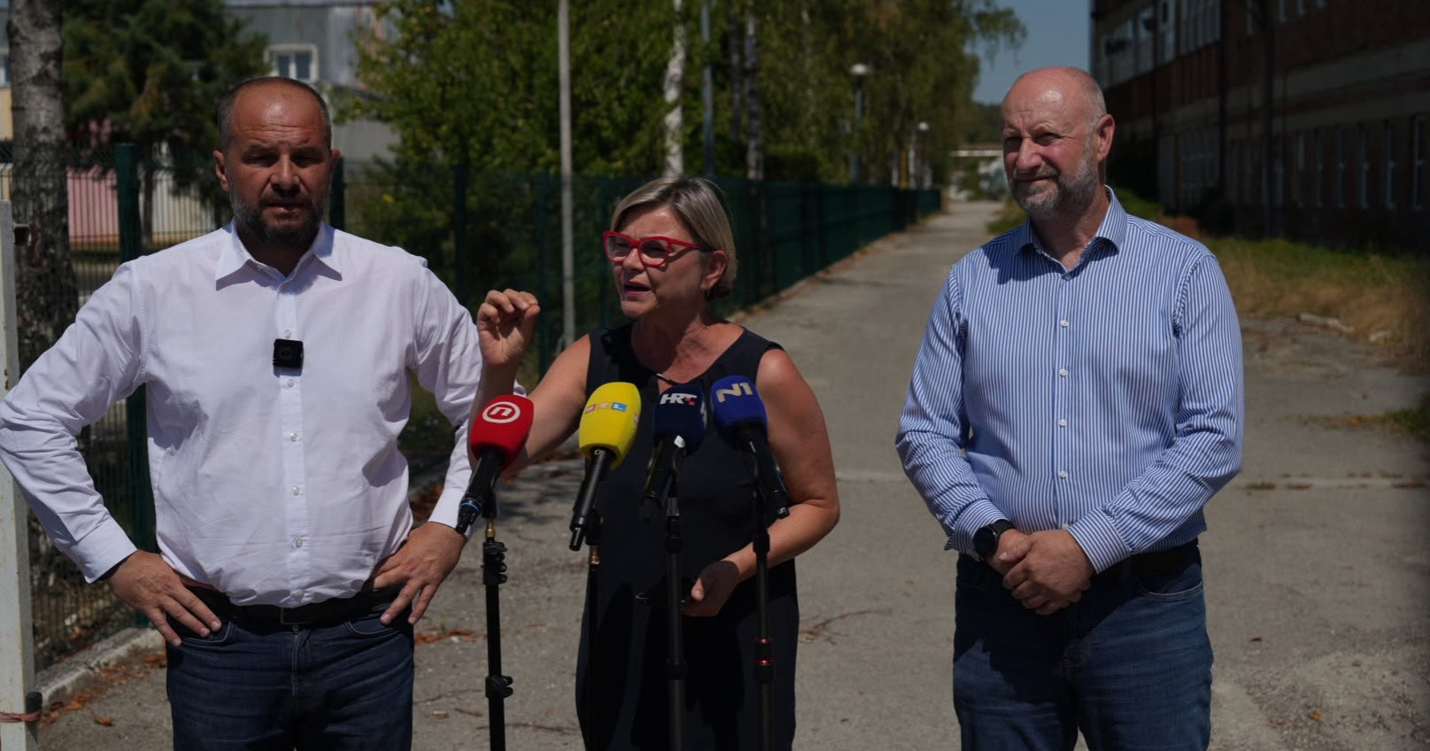 Hajdaš Dončić govorio o ilegalnom odlagalištu, HDZ-ovac ispred njega stavio WC papir