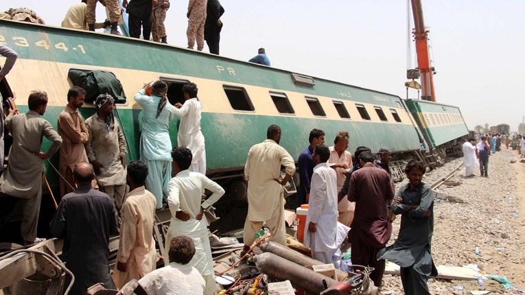 FOTO Broj poginulih u sudaru vlakova u Pakistanu porastao na 36