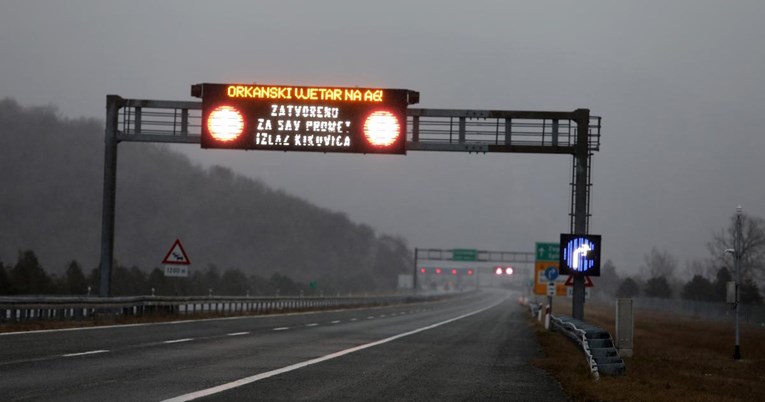 Dijelovi autocesta prema Rijeci i Splitu zatvoreni za sve skupine vozila zbog vjetra