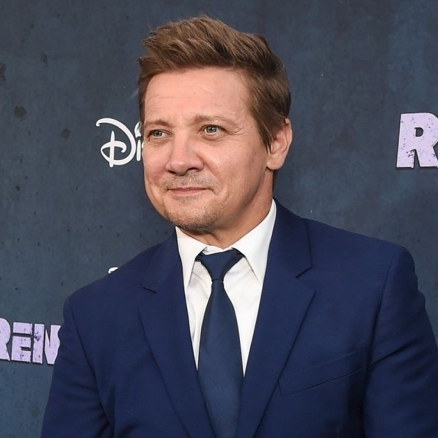 Jeremy Renner prvi put nakon nesreće na crvenom tepihu, hodao uz pomoć štapa