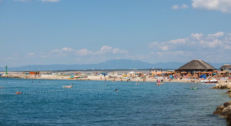 Mađarski državljanin na plaži u Crikvenici izudarao 75-godišnjaka i slomio mu naočale