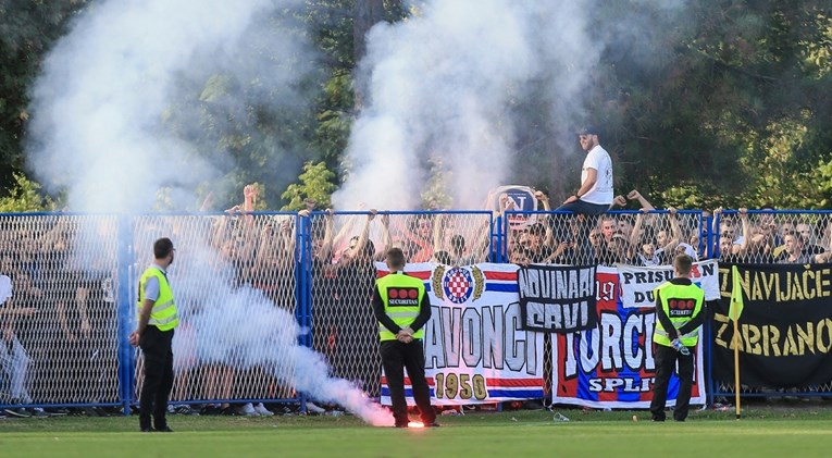 FOTO Bakljada Torcide na utakmici s Graničarom u Županji. Hajduku prijeti kazna