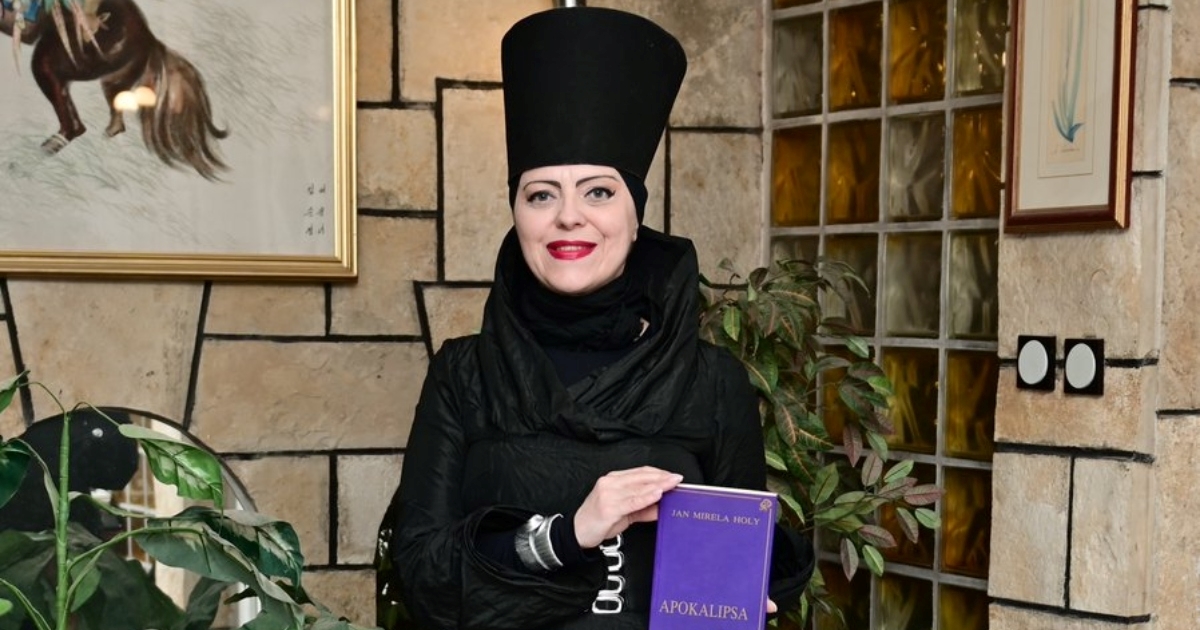 Zašto je Mirela Holy odjevena kao svećenik iz nekog horora? Postoji razlog za to