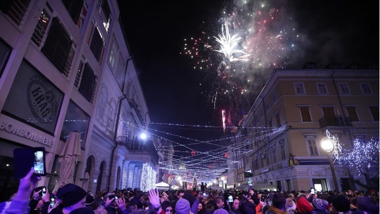 Hrvatski gradovi otkazuju novogodišnji vatromet, novac doniraju razorenim područjima