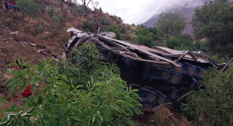 Autobus u Peruu sletio u 200 m dubok klanac. 24 osobe poginule, 21 ozlijeđena