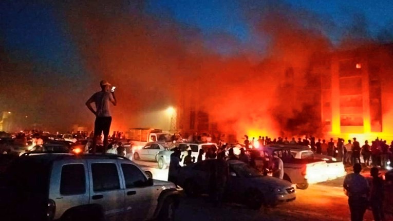 Prosvjednici upali u zgradu libijskog parlamenta i zapalili vatru