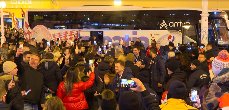 VIDEO Rukometaše na Trgu dočekali s pjesmom Moja domovina
