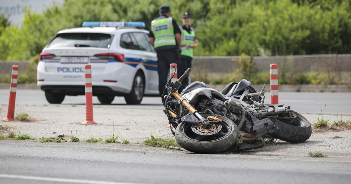 Motociklist (21) zabio se u traktorsku prikolicu kod Pakraca. Teško je ozlijeđen
