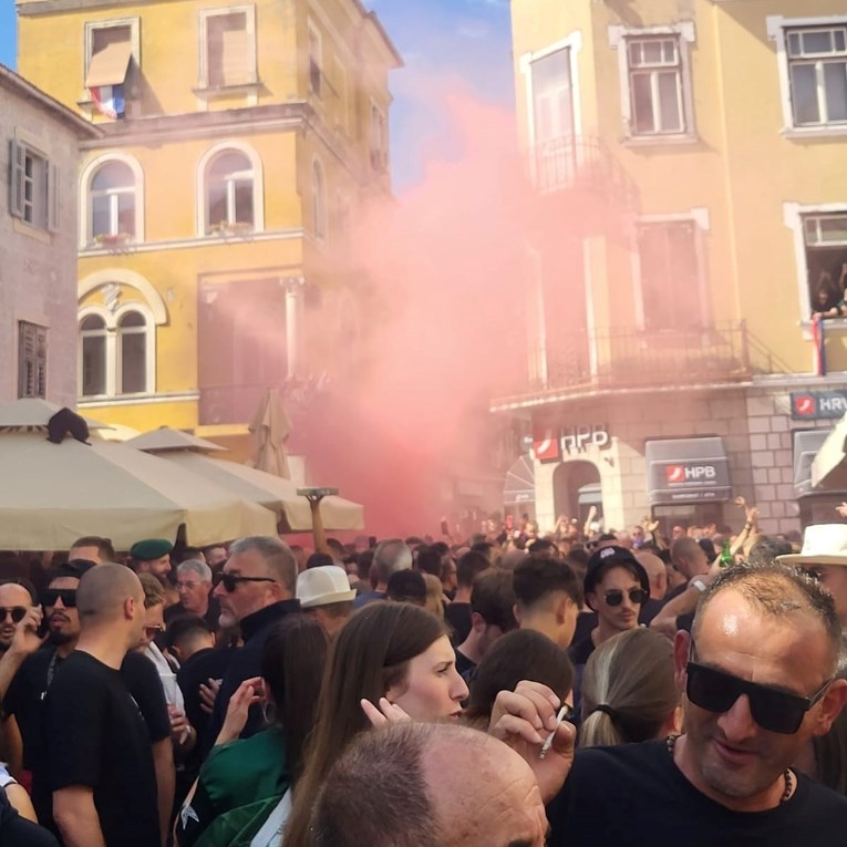 VIDEO U Sinju je nastala ludnica kad je krenula pjesma Ako ne znaš šta je bilo