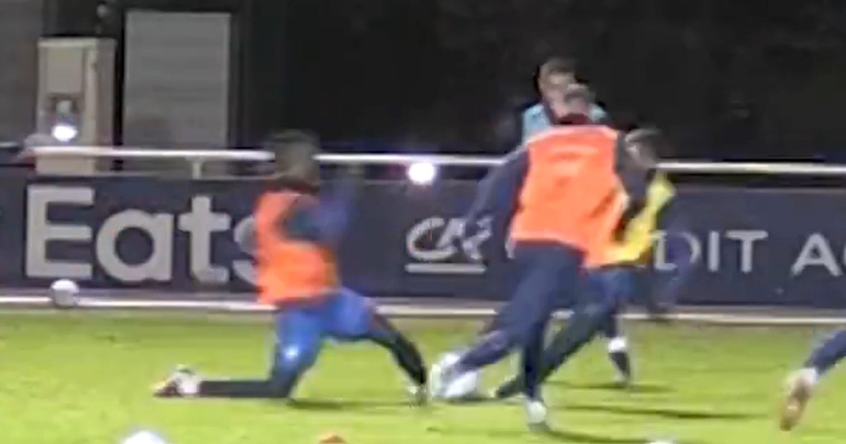 VIDEO Napadač Francuske šepajući napustio trening. Igrači se hvatali za glavu