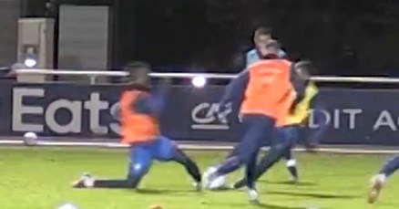 VIDEO Napadač Francuske šepajući napustio trening. Igrači se hvatali za glavu