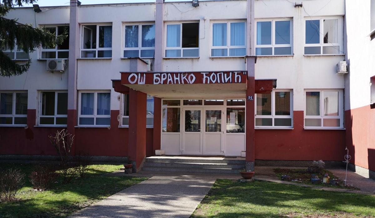 Republika Srpska zatvara škole, u Sarajevu zabrana skupova s više od 250 ljudi