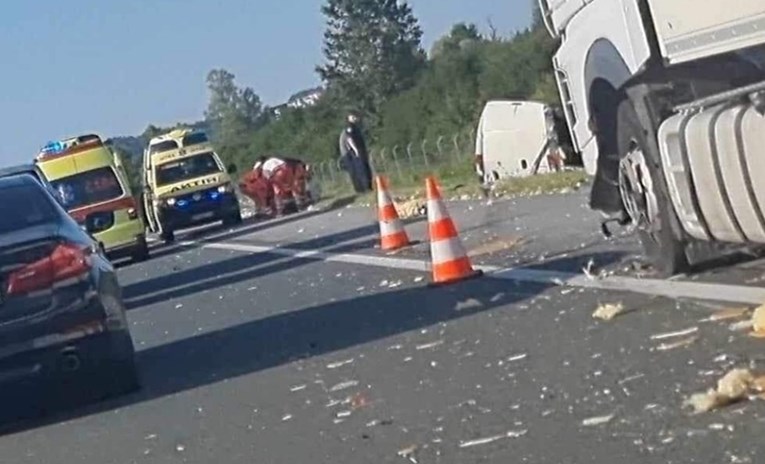 Teška nesreća na autocesti kod Zaboka. Sudarila se 4 auta, jedna osoba poginula