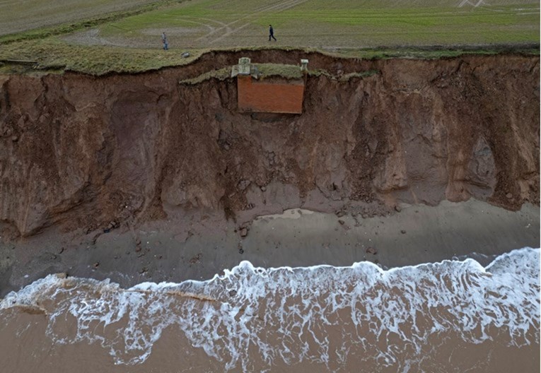 Nuklearni bunker iz 1959. u UK-u s litice pao u more