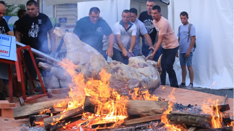 Nezgoda u Križevcima: Vol od 600 kg s ražnja pao u vatru