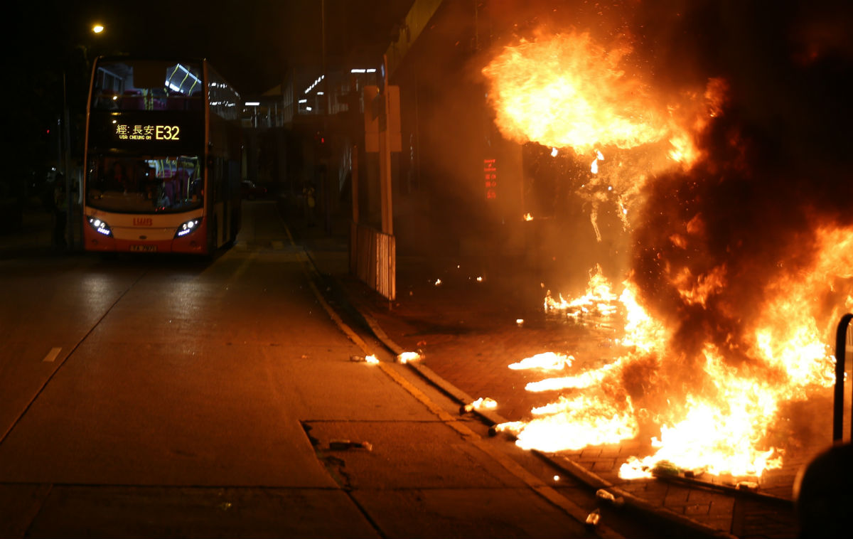 Prosvjednici u Hong Kongu bacali molotovljeve koktele, bijesni su zbog ranjenog