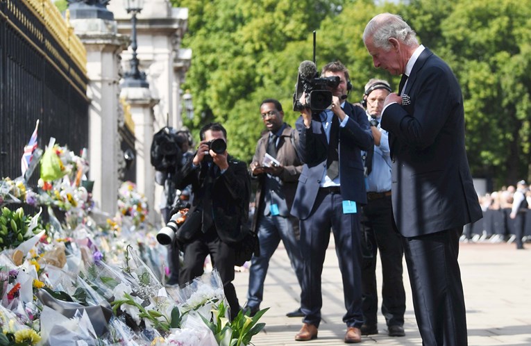 Kralj Charles brisao suze nakon susreta s ljudima ispred palače