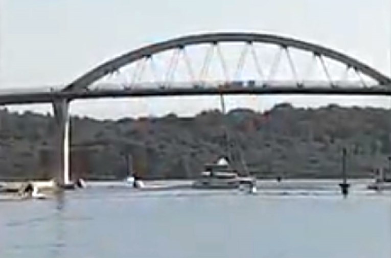 VIDEO Na Pašmanskom mostu zapela jedrilica, neki brodovi nisu mogli prolaziti