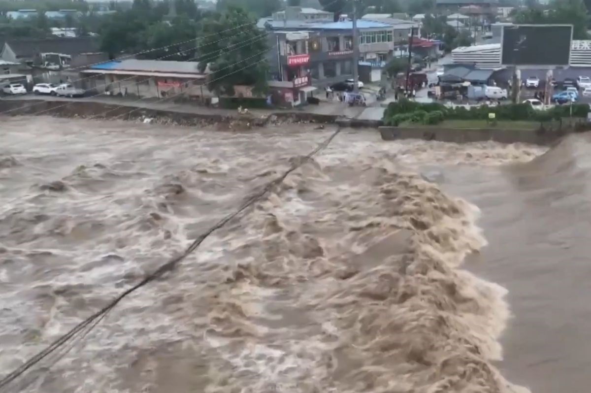 VIDEO Ogromne poplave diljem Kine, tisuće evakuirane, urušeni mostovi