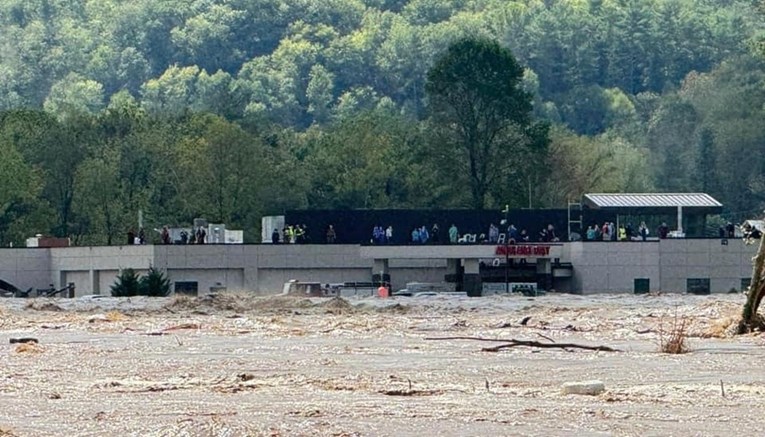 50 ljudi zarobljeno na krovu potopljene bolnice u Tennesseeju