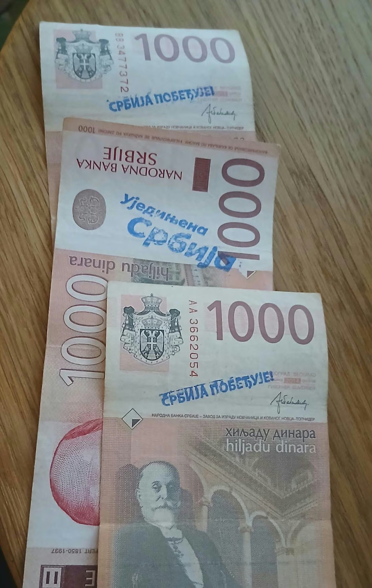 FOTO Slogan Vučićevog SNS-a na novčanicama iz bankomata