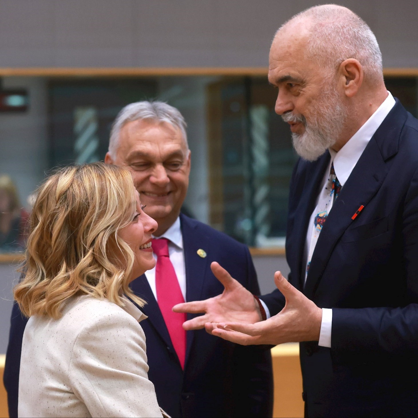 Albanski premijer kleknuo pred talijansku premijerku, otpjevao joj pjesmu i dao šal