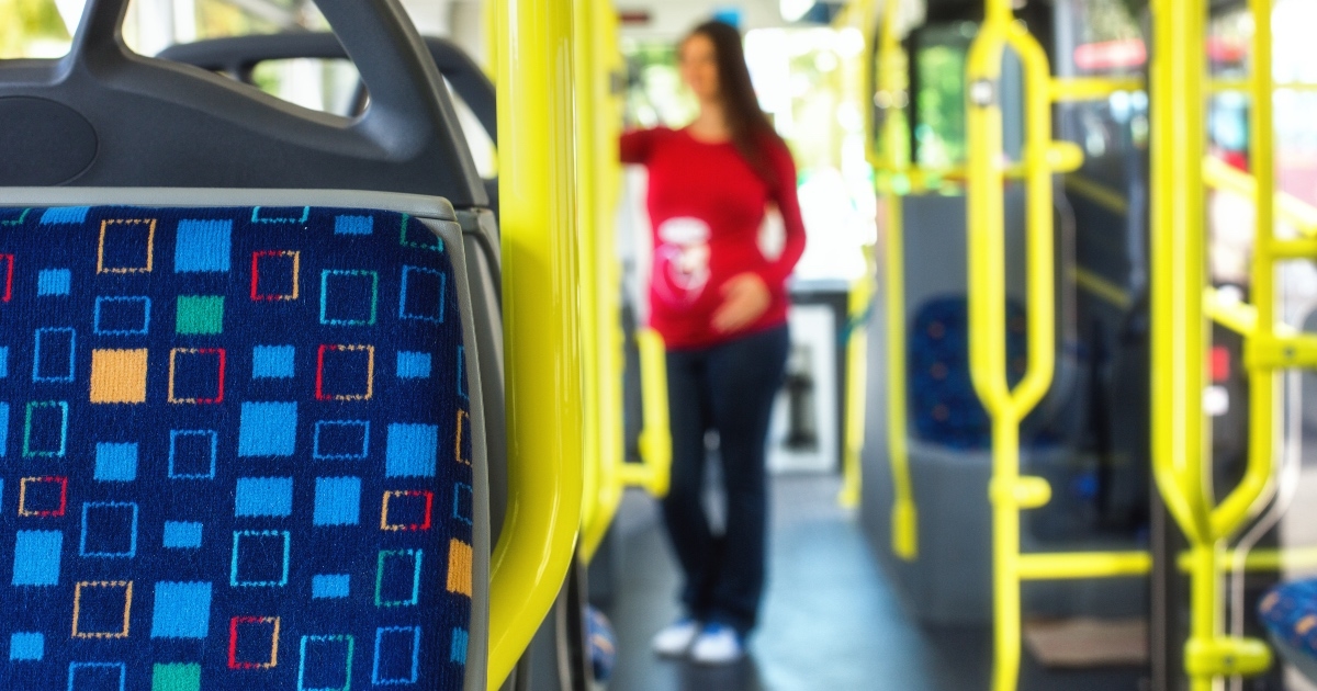 Muškarac rukom zapriječio mjesto trudnici u autobusu pa mu je sjela na dlan