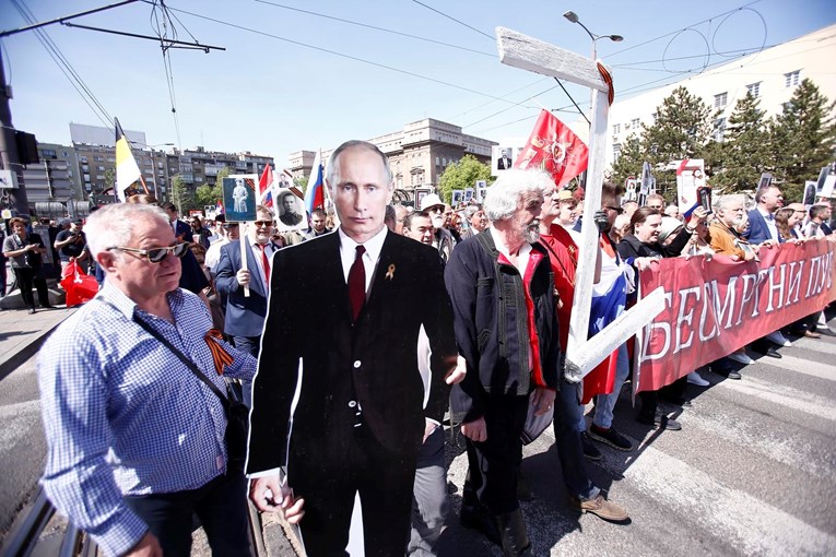 U Beogradu marširali s kartonskim Putinom i velikim slovom Z, vikali "živjela Rusija"