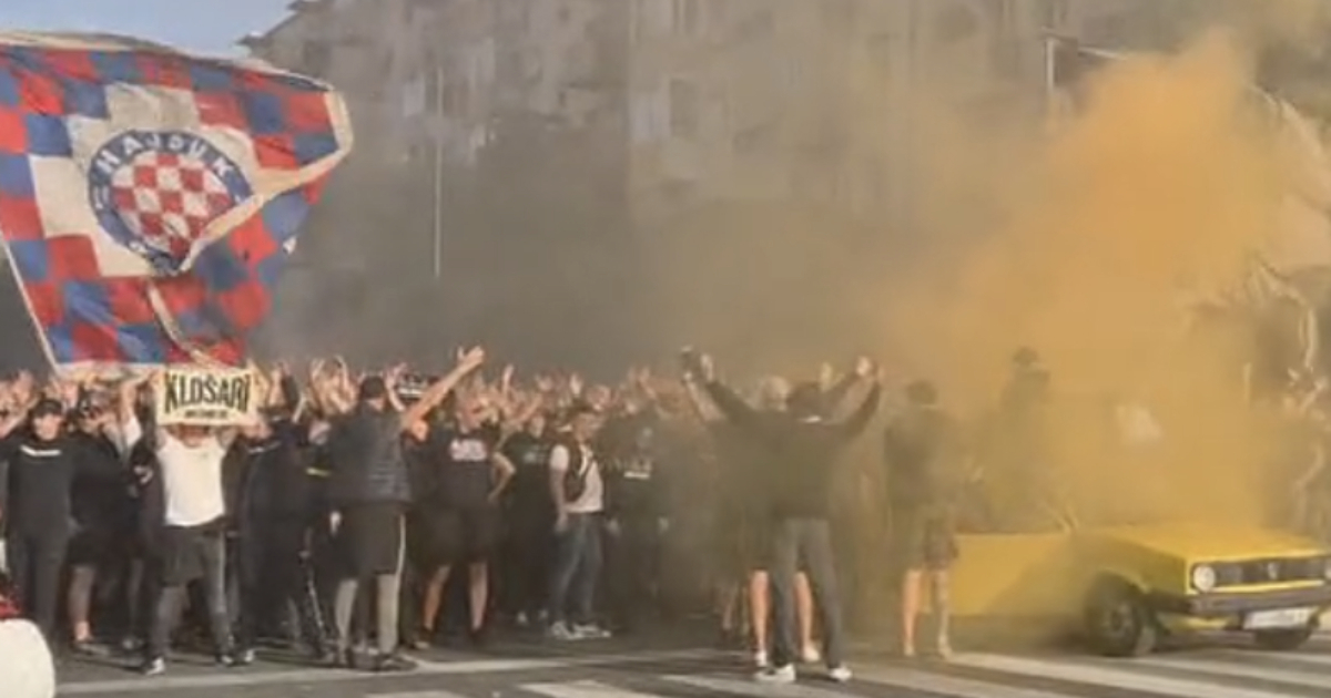 Split pod opsadom. Torcidaši idu prema stadionu, viču "Auschwitz" i "ustani Adolfe"