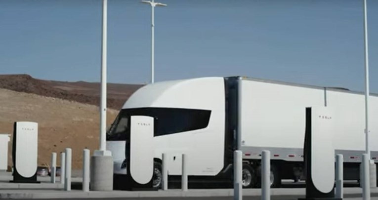Tesla predstavila svoj prvi kamion na baterije. Musk: Izgleda kao da je iz budućnosti