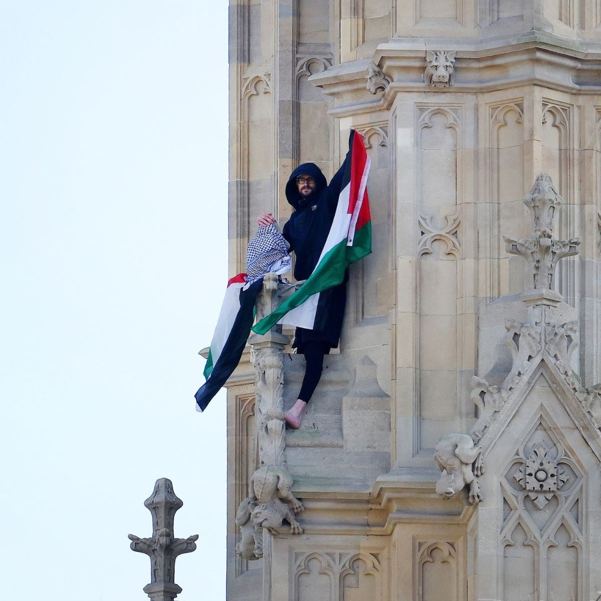 Uhićen muškarac koji se popeo na Big Ben u Londonu i mahao palestinskom zastavom