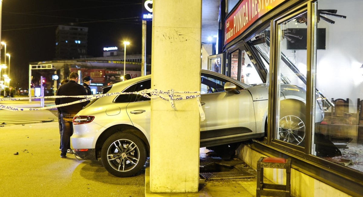 VIDEO Porsche se zabio u izlog restorana u Zagrebu, Audi ostao razbijen na cesti