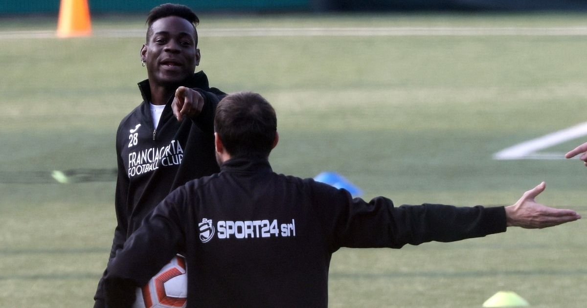 Balotelli udarcem nogom u glavu čestitao suigraču na pogotku protiv Galatasaraya