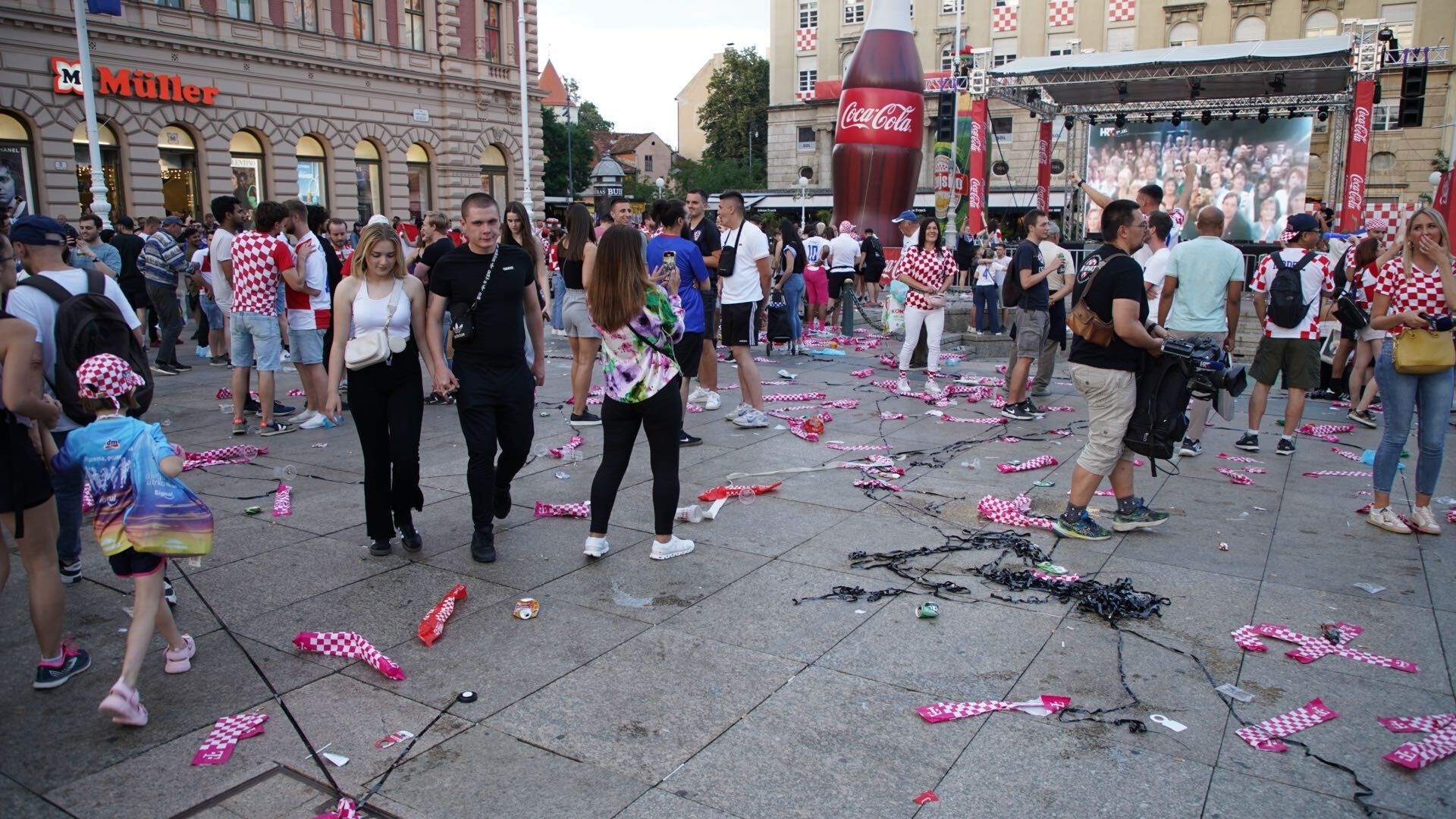 Smeće posvuda: Ovako izgleda Trg bana Jelačića nakon utakmice