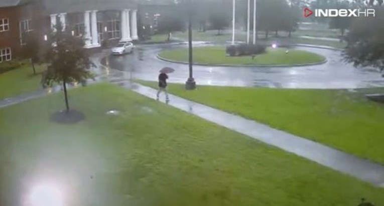 VIDEO Grom mu udario pola metra od kišobrana, kamera sve zabilježila