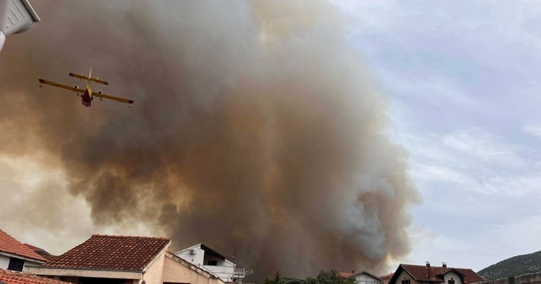 VIDEO Pogledajte dramatične snimke velikog požara kod Šibenika