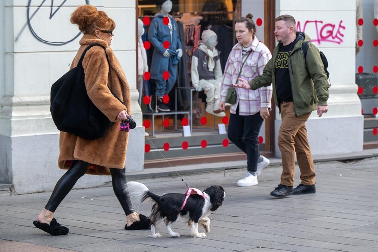 Mia Begović snimljena na špici sa psom, krala poglede odabirom obuće