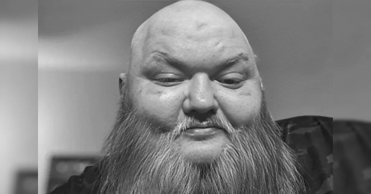 Preminuo tiktoker John Crawley (47), pratilo ga 2.5 milijuna ljudi