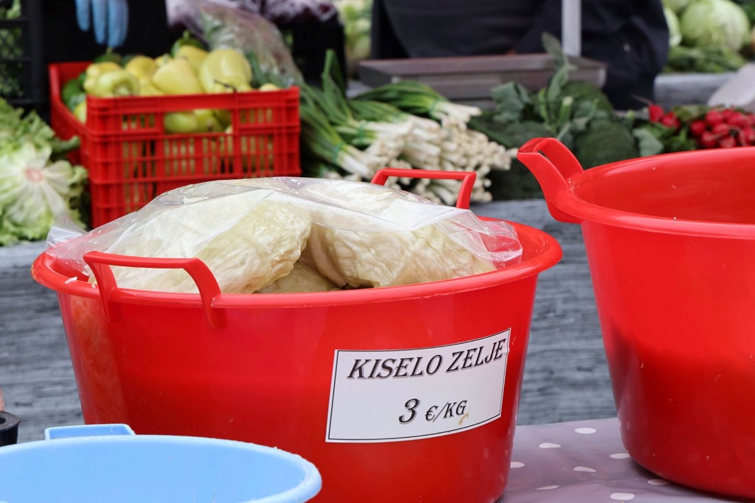 Kilogram kiselog kupusa na tržnicama košta između 3 i 4 €, od njega radimo ova jela