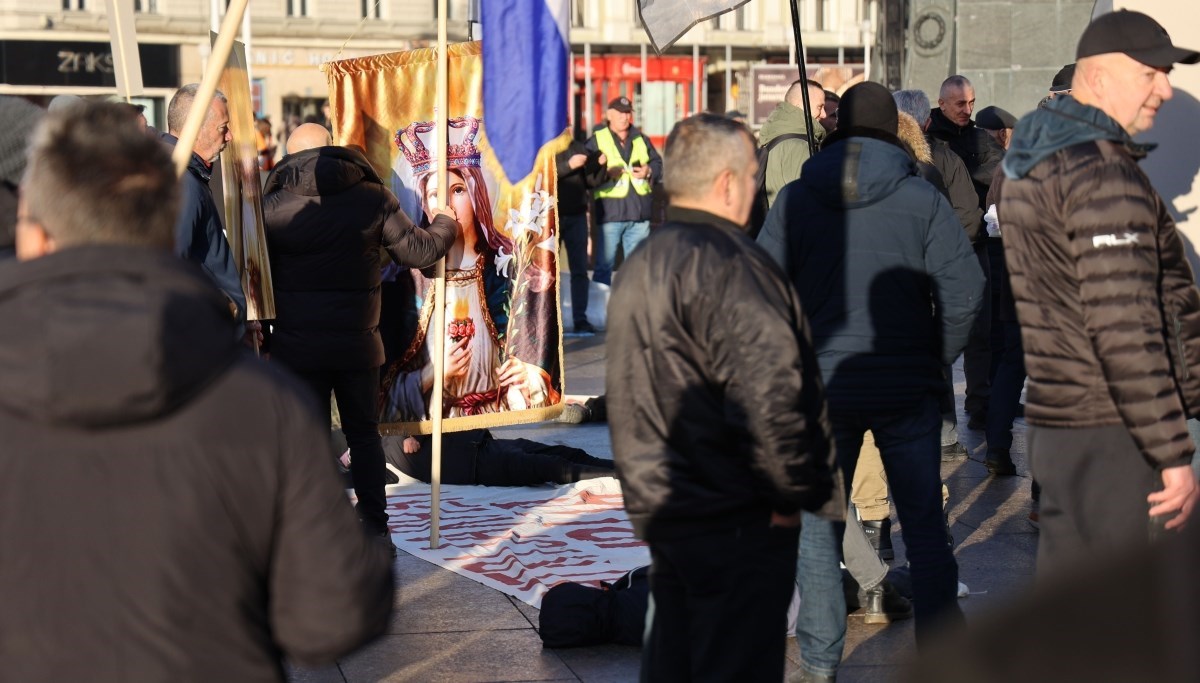 VIDEO Klečavci ogradili dio Trga za muškarce. "Ne možete unutra, to nije za žene"