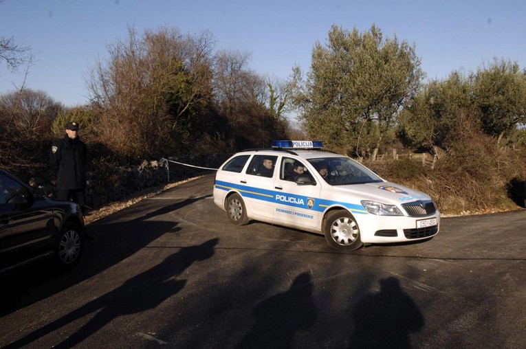 Na Krku vozila pijana, udarila parkirani auto pa pobjegla. Policija otkrila još toga