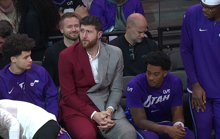 Ovako je Jusuf Nurkić izgledao na klupi Utah Jazza. Klub: "Elitno"