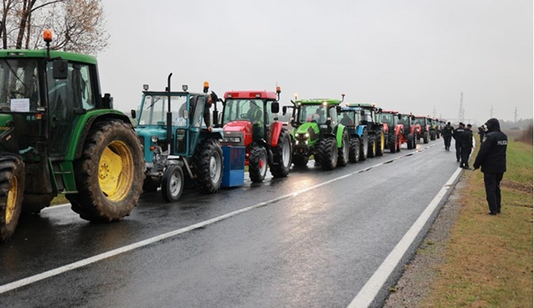 Seljaci će prosvjedovati u Đakovu. "Traktorima na cesti nas treba izvlačiti"